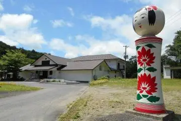 Giant kokeshi outside the Japan Kokeshi Museum (Photo: Miyagi Prefecture)