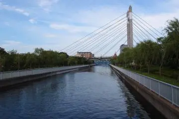 The suspension bridge connecting both sides of Kiba Park