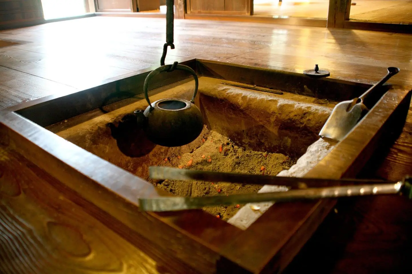 The irori indoor hearth at the farmhouse (Photo: Kabacchi / CC BY 2.0)