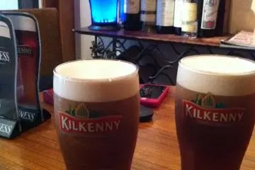 Minuman krim ale Irlandia Kilkenny yang dingin dan lembut