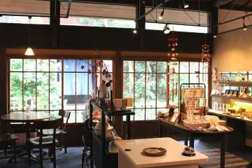 Nice cafe & shop
