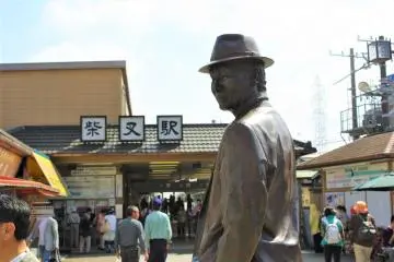 The famous Tora-san statue outside of Shibamata Station (Photo: <a href="https://www.flickr.com/photos/puffjet/4715267034" target="_blank" rel="noreferrer noopener nofollow">puffyjet</a> / <a href="https://creativecommons.org/licenses/by/2.0/" target="_blank" rel="noreferrer noopener nofollow">CC BY 2.0</a>)
