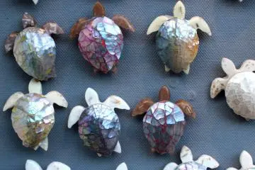 Decorative turtles made of pearls