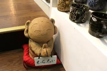 Jizo in the pottery shop greets the comers