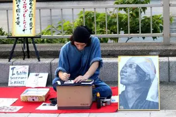 An artist on Enoshima bridge