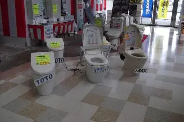 <p>Welcome, Sir, Madam! Automatic doormen raise their hats to customers</p>