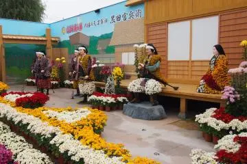 Not your average flower festival! (Photo: <a href="https://commons.wikimedia.org/wiki/File:Takefu_Chrysanthemum_Doll_Festival_2014-01.jpg" target="_blank" rel="noreferrer noopener nofollow">TR15336300101 / CC BY-SA 4.0</a>)