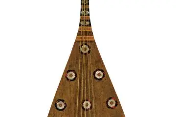 Raden Shitan no Gogen Biwa (Five-stringed biwa lute of shitan with mother-of-pearl inlay), which will be exhibited at the Tokyo National Museum from October 14th to November 4th