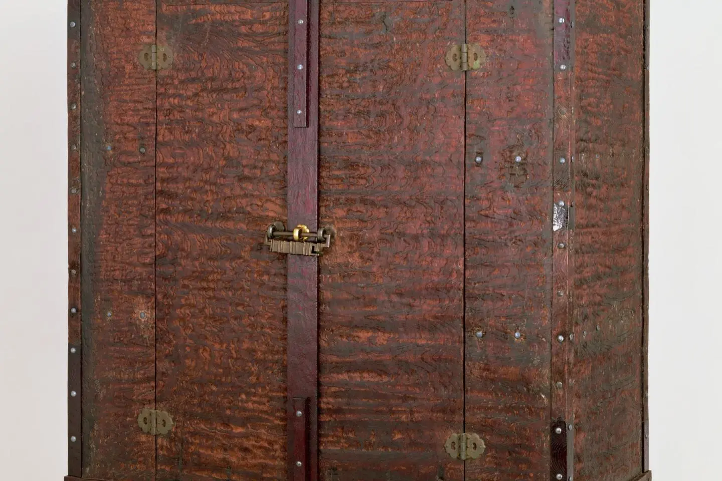 Sekishitsu bunkanboku no onzushi (Lacquered Red Zelkova Cabinet), which will be exhibited at the Nara National Museum