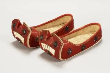 Nō no gorairi (Red leather ceremonial shoes), which will be exhibited at the Nara National Museum
