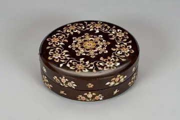 Raden no hako (Mother-of-pearl inlay box for leather belt with lapis lazuli decoration), which will be exhibited at the Nara National Museum