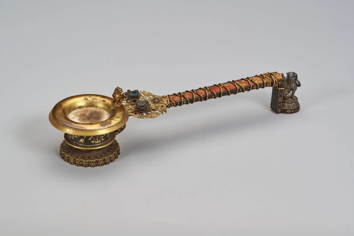 Shitan kinden no egōro (Red sandalwood long-handled incense burner with gold inlay), which will be exhibited at the Nara National Museum (照片由: HITOSHI.KITADA)