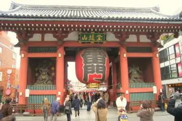 The iconic Kaminarimon Gate at the entrance to Sensoji Temple (Photo: <a href="https://commons.wikimedia.org/wiki/File:Kaminarimon_(outer_gate),_Sensoji_Temple,_Akakusa,_Tokyo.jpg" target="_blank" rel="noreferrer noopener nofollow">Daderot</a> / Public Domain)