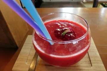 Smoothie orange sanguine + fraise.