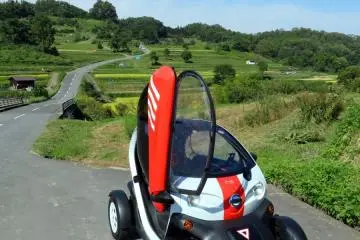 Voiture électrique Michimo à la campagne.