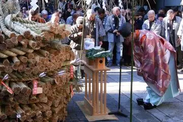 Spiritual blessings before the lighting of the tondo-yaki ritual