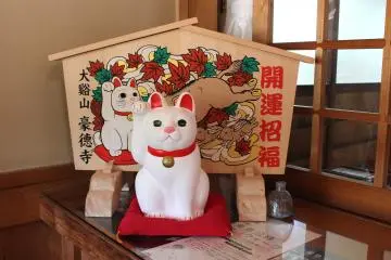 Gotokuji figurines, ema and other items are available in the temple's booth