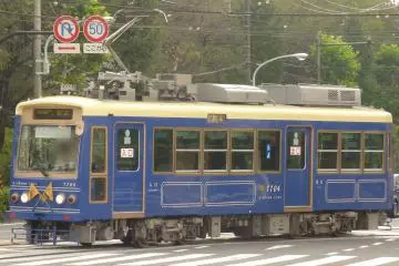 The ever charming Toden Arakawa Tram, a must ride when in the area (Photo: <a href="https://commons.wikimedia.org/wiki/File:Toden_arakawa_line_7700_7704.jpg" target="_blank" rel="noreferrer noopener nofollow">Vlchang</a> / <a href="https://creativecommons.org/licenses/by-sa/4.0/deed.en" target="_blank" rel="noreferrer noopener nofollow">CC BY-SA 4.0</a>)