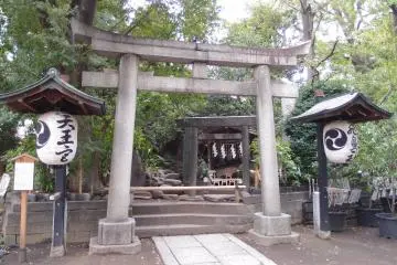 Arakawa City is full of old pre-WWII shrines (Photo: <a href="https://www.flickr.com/photos/o_0/10354357204/in/photolist-gLYME5-gLZRXa-gLYTSs-gLYPph-gLYJgn-gLZACH-gLZH8B-nFxYAr-np4ve9-gLYRFm-np4H5F-nFxwr2-np4xfo-nFme33-foN5CP-nFwKAj-nHksPn-fp3gBq-fp3h4A-nFkLxj-foN1jH-nFwjvE-nFwmgo-np4a1J-fp3hm1-fp3mKY-nFfDCg-fp3nCU-np3Udq-nFfGwc-foN62p-fp3jcu-nFfFok-np4BeL-np4LCn-nhNWqs-np4vdh-VidX1w-nFme3d-nHkrMx-nFg3zi-np4z6C-nDvo3f-gLZsP6-nFxYQp-nFg5nB-nxgeP5-nziGAp-nFg66a-fp3jhN" target="_blank" rel="noreferrer noopener nofollow">Guilhem Vellut</a> / <a href="https://creativecommons.org/licenses/by/2.0/" target="_blank" rel="noreferrer noopener nofollow">CC BY 2.0</a>)