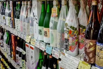<p>M Pocket juga memiliki banyak sake, termasuk merek terkemuka Jepang</p>
