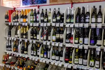 <p>Percaya atau tidak, cukup sulit untuk menemukan champagne di Niseko, tetapi M Pocket memilikinya bahkan beberapa merek dunia</p>