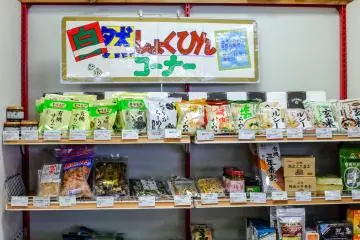 <p>Sudut Natural Foods untuk pilihan makanan lokal dan makanan ringan yang menyehatkan</p>