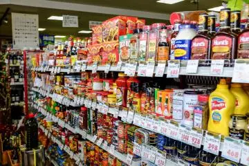 <p>Berbagai produk makanan dari Meksiko, Thailand, India dan Amerika yang dijual di M Pocket</p>