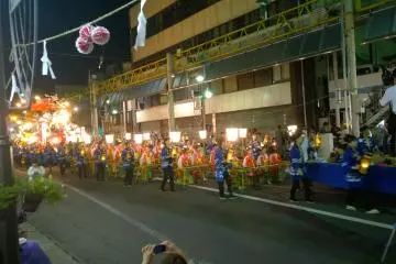Tne front of the floats have many children