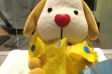 Hokkie greeting guests in the lobby