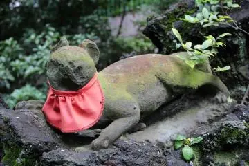 Old kitsune at Nezu Jinja