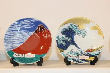 Souvenir plates with Hokusai images