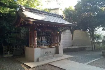 Water ablution well at Oji Shrine (Photo: <a href="https://commons.wikimedia.org/wiki/File:Oji_jinja_-_Ch%C5%8Dzuya.jpg" target="_blank" rel="noreferrer noopener nofollow">Myshkin.</a> / <a href="https://creativecommons.org/licenses/by-sa/4.0/deed.en" target="_blank" rel="noreferrer noopener nofollow">CC BY-SA 4.0</a>)