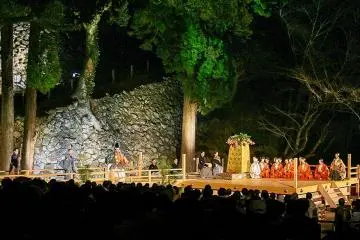 Noh by firelight, under the stars, by the castle walls