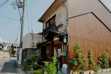 <p>บ้านพัก มองจากด้านนอก</p>