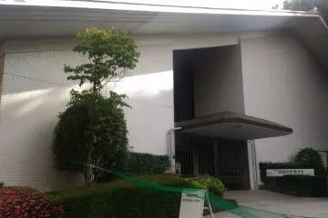 A closer look at the entrance to the museum (Photo: <a href="https://commons.wikimedia.org/wiki/File:%E6%9D%BF%E6%A9%8B%E5%8D%80%E7%AB%8B%E7%BE%8E%E8%A1%93%E9%A4%A8.jpg" target="_blank" rel="noreferrer noopener nofollow">R96340 / CC BY-SA 4.0</a>)