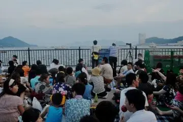 The bay is full of people who reserve themselves a spot in the ground from early in the morning.
