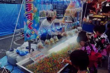 Food and drink stalls are located everywhere in the area.