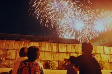 The fireworks are set off to the rythm of various popular songs.