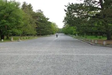 An endless gravel path
