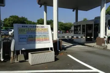 My personal story starts with the arrival to a main parking area outside Nishi Ote Gate, which is outside the larger Hohoate main gate. There are 4 main gates to the castle.
