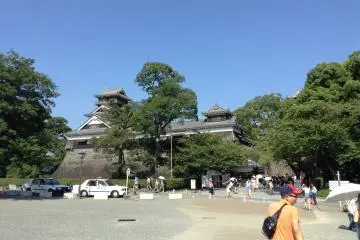 Here is the best advertisement to pay an entrance fee I have ever seen. Just outside the ticket counter is Uto Turret (left) and the Hohoate gate tower (right).