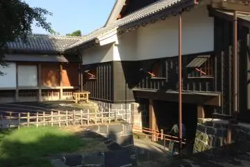 The building adjacent to the main keep is lavashly decorated inside. It was used to greet guests with tea ceremony.
