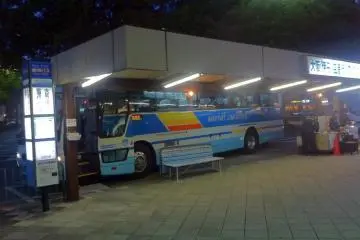 The airport bus also departs from some Kyoto hotels in the early morning but it's slower