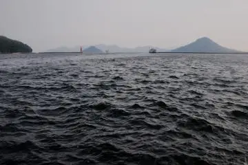 Le port de Hiroshima mouille dans les eaux de l'Océan Pacifique