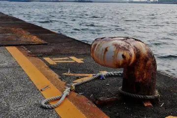 Le port de Hiroshima est un endroit calme et isolé, loin du centre-ville