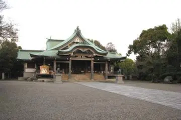 The main building and grounds ofHokoku Jinja