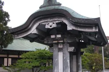 At Hokoku Jinja