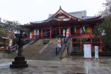 Main hall of Meguro Fudoson (Photo: <a href="https://ja.wikipedia.org/wiki/%E3%83%95%E3%82%A1%E3%82%A4%E3%83%AB:Ryusen-ji_Main_Hall_201710a.jpg" target="_blank" rel="noreferrer noopener nofollow">tak1701d</a>)