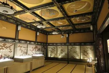 The Jippo Room, one of the seven gorgeous function accessible by the famous stairsrooms (Photo: <a href="https://www.flickr.com/photos/yto/19605704154/in/photolist-vSumMY-wNJjcy-wwY5KP-wwRhDS-wPswu8-wNHYEh-2hmZXaS-2h58STg-2h58SPU-2h58SJP-2h5bqPq-2h5bqKC-2h5bqzT-2h58Sot-2h5aFL5-2h5aFFq-2h5aFog-2h5bqfK-2h5bq1B-2h5aFiw-2h58RLm-2h58RC5-2h5aF3b-2h5aF1c-2h58Rwi-2h58RtN-2h58Rpp-2h5aEJ5-2h5aEBX-2h58Raw-2h5bphC-2h5bpdQ-2h5aDJE-2h5bo88-2h5aBFX-2h5aEsi-2h5aEpN-2h5aEkK-2h58QHe-2h58QBn-2h5aE42-2h58QsQ-2h5boCm-2h5boAH-2h58Qnp-2h58QgT-2h58Q9i-2h58Q6h-2h5aDzB-2h5bo4F" target="_blank" rel="noreferrer noopener nofollow">Tatsuo Yamashita</a> / <a href="https://creativecommons.org/licenses/by/2.0/" target="_blank" rel="noreferrer noopener nofollow">CC BY 2.0</a>)