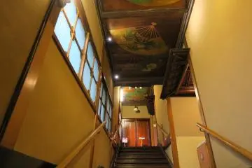 Hyakudan Kaidan leading into the soul of the building (Photo: <a href="https://www.flickr.com/photos/yto/20039814428/in/photolist-wwRhDS-wPswu8-wNHYEh-2hmZXaS-2h58STg-2h58SPU-2h58SJP-2h5bqPq-2h5bqKC-2h5bqzT-2h58Sot-2h5aFL5-2h5aFFq-2h5aFog-2h5bqfK-2h5bq1B-2h5aFiw-2h58RLm-2h58RC5-2h5aF3b-2h5aF1c-2h58Rwi-2h58RtN-2h58Rpp-2h5aEJ5-2h5aEBX-2h58Raw-2h5bphC-2h5bpdQ-2h5aDJE-2h5bo88-2h5aBFX-2h5aEsi-2h5aEpN-2h5aEkK-2h58QHe-2h58QBn-2h5aE42-2h58QsQ-2h5boCm-2h5boAH-2h58Qnp-2h58QgT-2h58Q9i-2h58Q6h-2h5aDzB-2h5bo4F-2h58PL4-2h58PGG-2h58PDk" target="_blank" rel="noreferrer noopener nofollow">Tatsuo Yamashita</a> / <a href="https://creativecommons.org/licenses/by/2.0/" target="_blank" rel="noreferrer noopener nofollow">CC BY 2.0</a>)